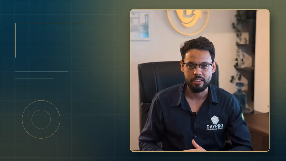 Quadro do vídeo Daypro: apresentador no escritório falando sobre o plano mais barato