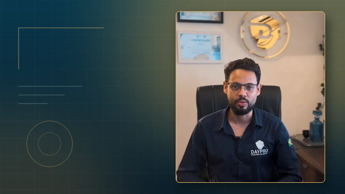 Quadro do vídeo Daypro: apresentador no escritório explicando a coparticipação